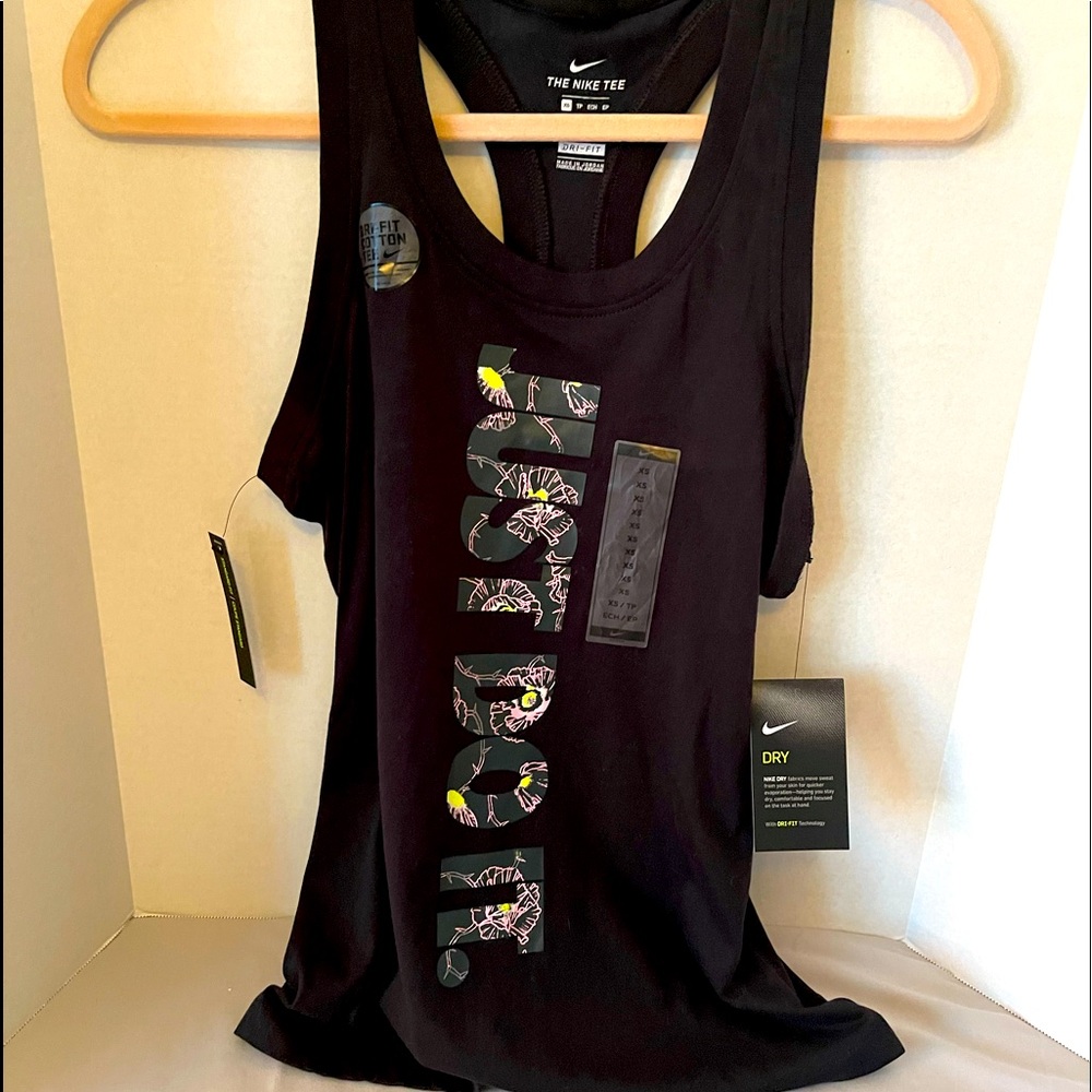 NWT Nike workout top W-XS